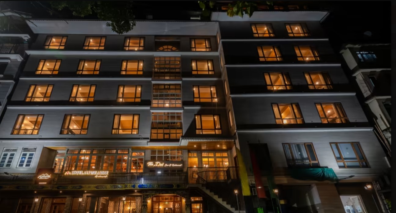 Summit Alpine Abode Hotel - Ecstatic Explorers